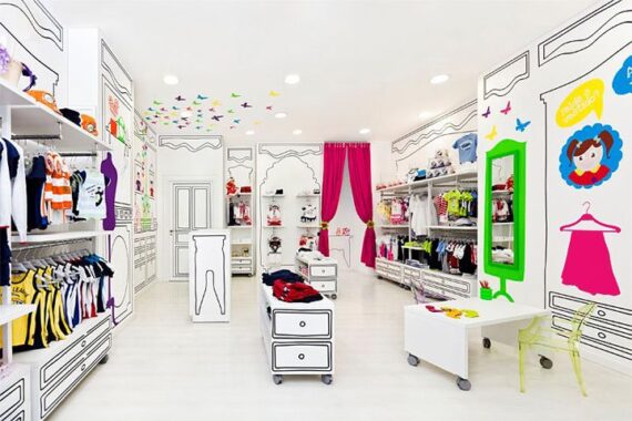Intérieur coloré et ludique d'un kids brand store de vêtements pour enfants.