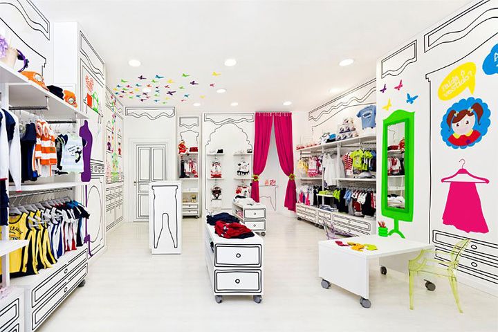 Intérieur coloré et ludique d'un kids brand store de vêtements pour enfants.